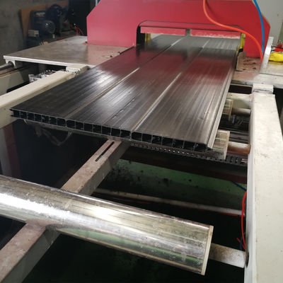 PP Hollow Fence Panel Plastikowa maszyna profilowa