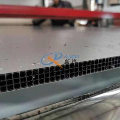 Linia do produkcji szalunków z polipropylenu PP o grubości 18 mm Pojedyncza śruba